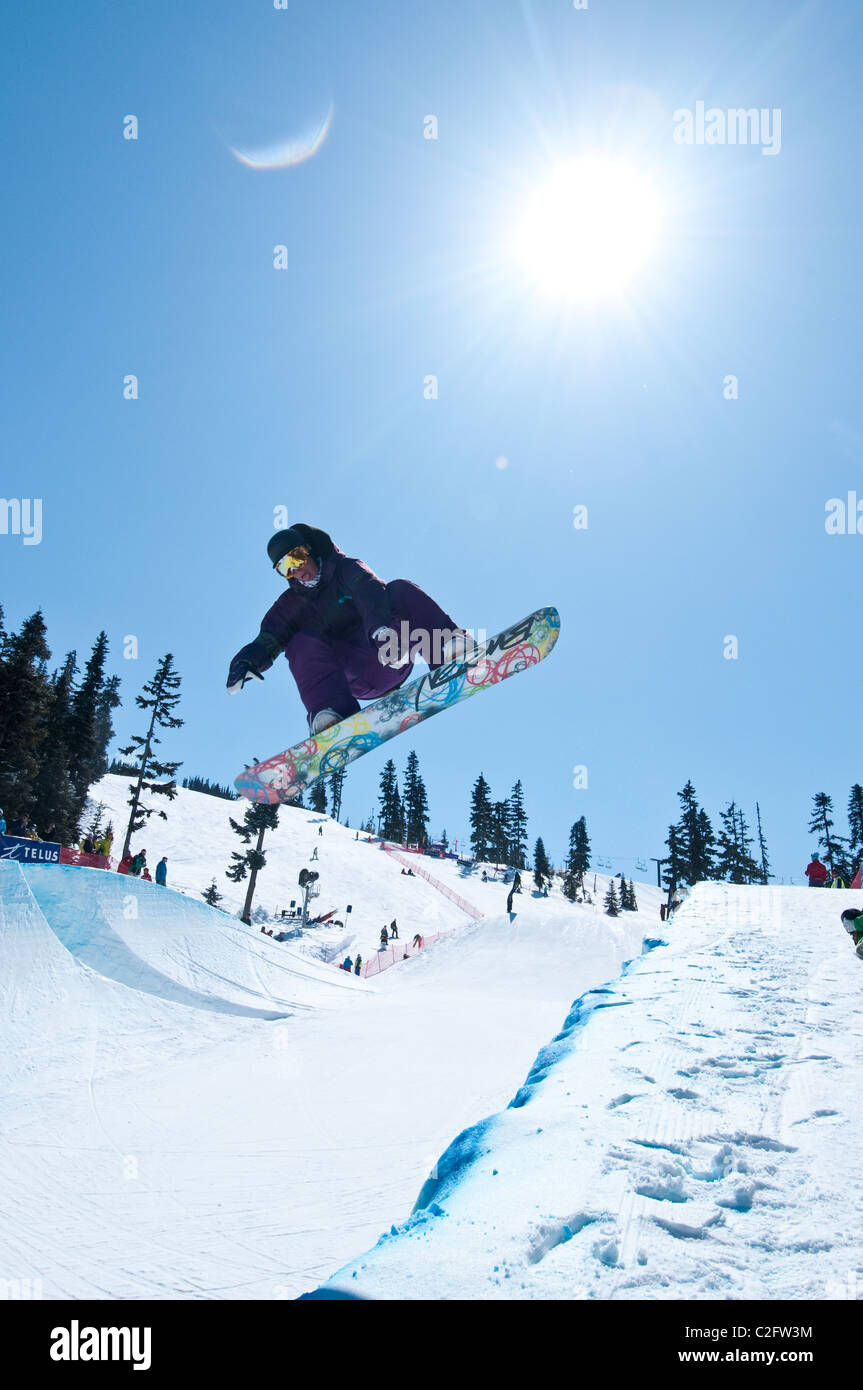 Snowboard halfpipe della concorrenza a Telus Mondo Sci e Snowboard Festival tenutosi a Whistler, BC, Canada ogni mese di aprile Foto Stock