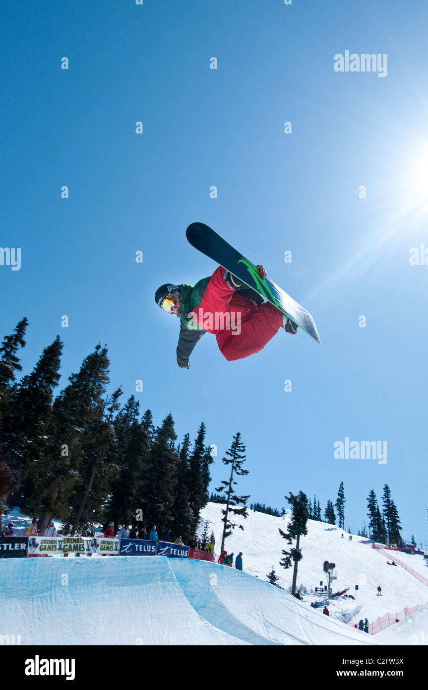 Snowboard halfpipe della concorrenza a Telus Mondo Sci e Snowboard Festival tenutosi a Whistler, BC, Canada ogni mese di aprile Foto Stock