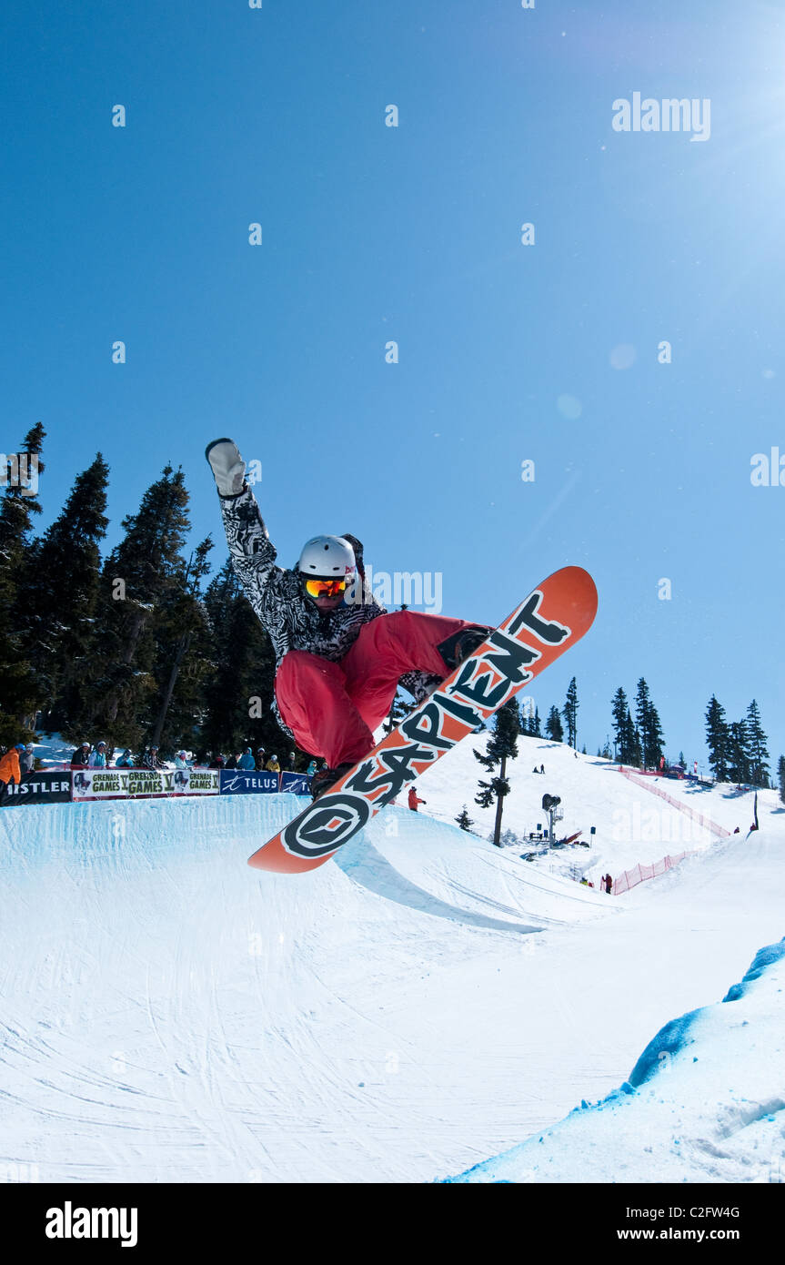 Snowboard halfpipe della concorrenza a Telus Mondo Sci e Snowboard Festival tenutosi a Whistler, BC, Canada ogni mese di aprile Foto Stock