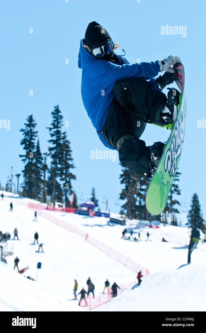 Snowboard halfpipe della concorrenza a Telus Mondo Sci e Snowboard Festival tenutosi a Whistler, BC, Canada ogni mese di aprile Foto Stock