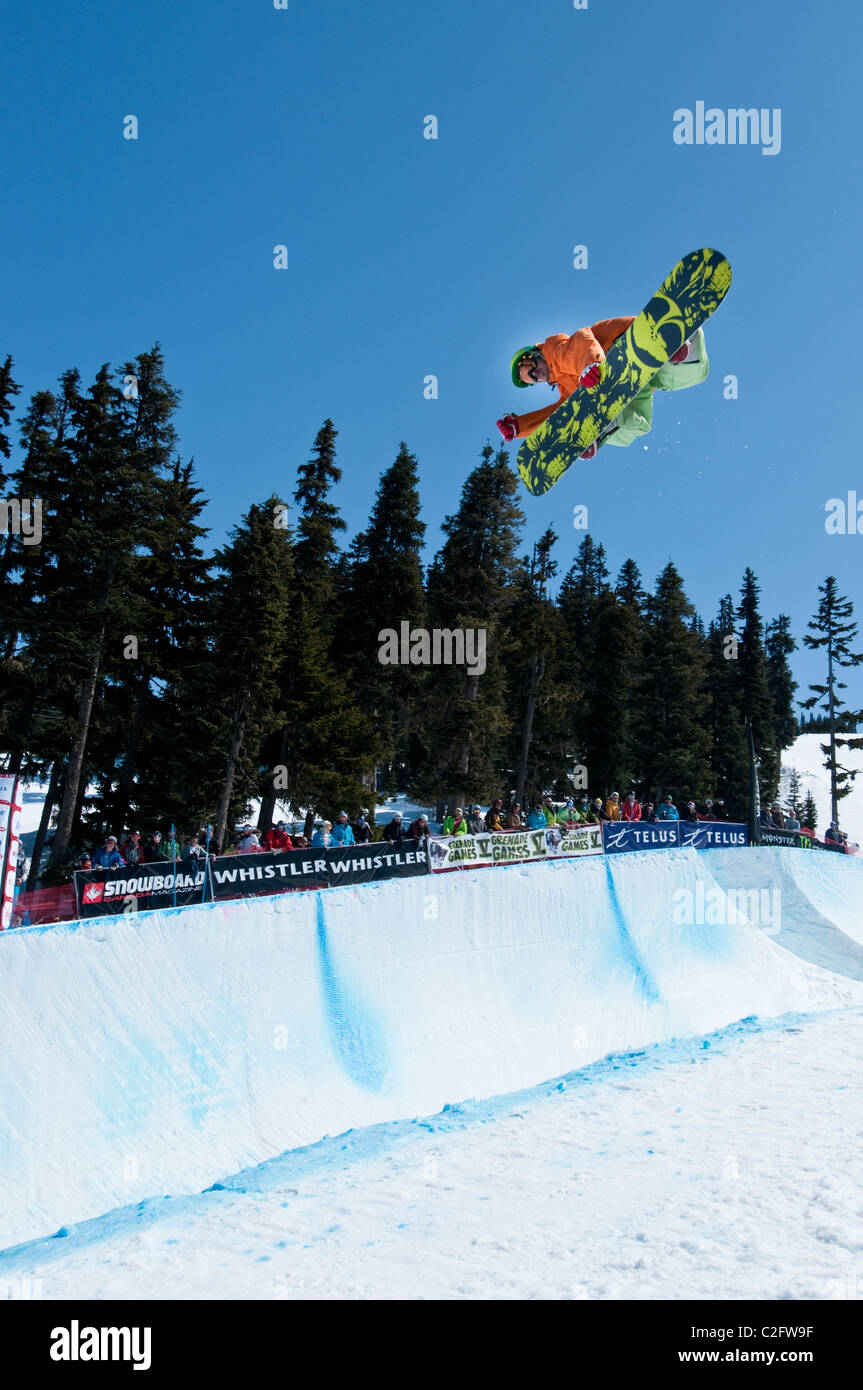 Snowboard halfpipe della concorrenza a Telus Mondo Sci e Snowboard Festival tenutosi a Whistler, BC, Canada ogni mese di aprile Foto Stock
