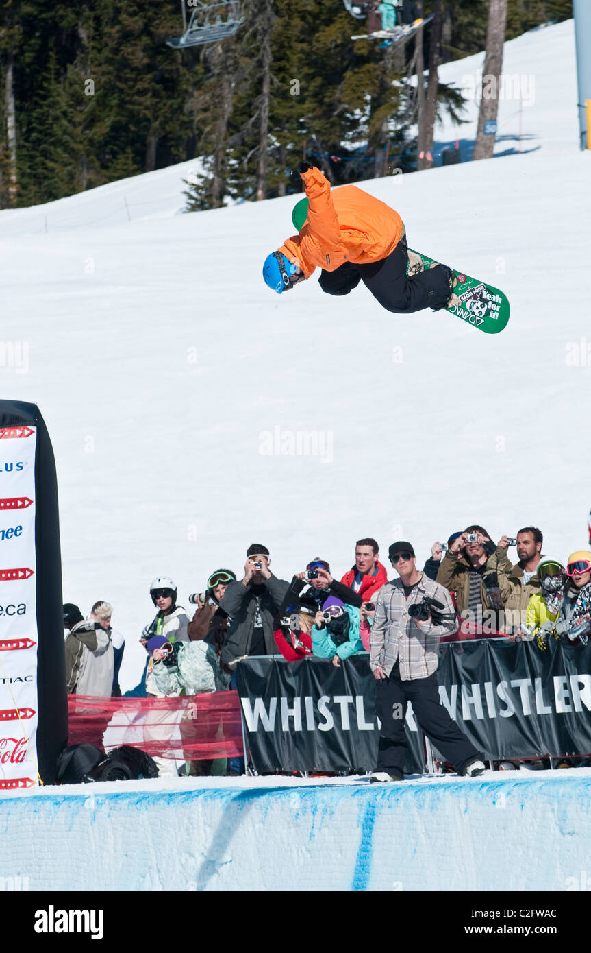 Snowboard halfpipe della concorrenza a Telus Mondo Sci e Snowboard Festival tenutosi a Whistler, BC, Canada ogni mese di aprile Foto Stock