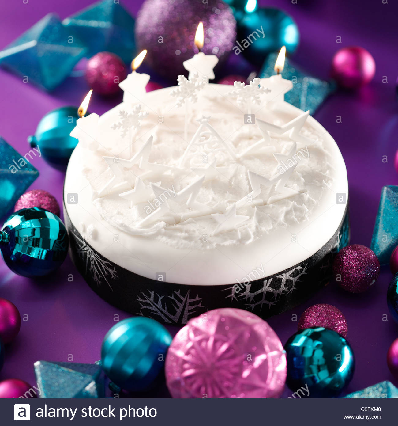 Candele Dolci Di Natale.Star Candele Decorate A Fiocco Di Neve Ghiacciata Bianco Dolce Di Natale Foto Stock Alamy