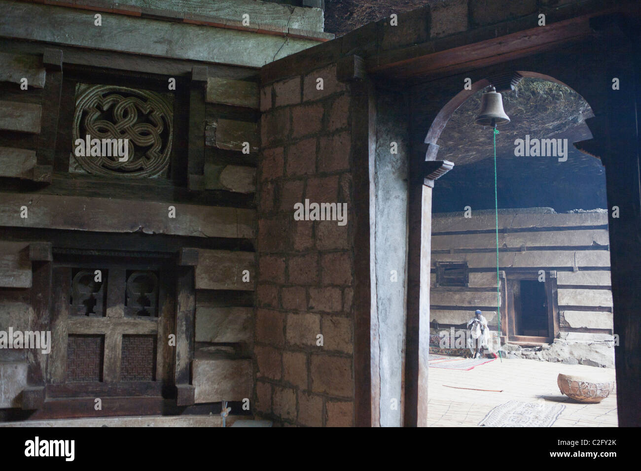 L'uomo all'interno della caverna di Yemrehanna Kristos chiesa fuori di Lalibela Foto Stock