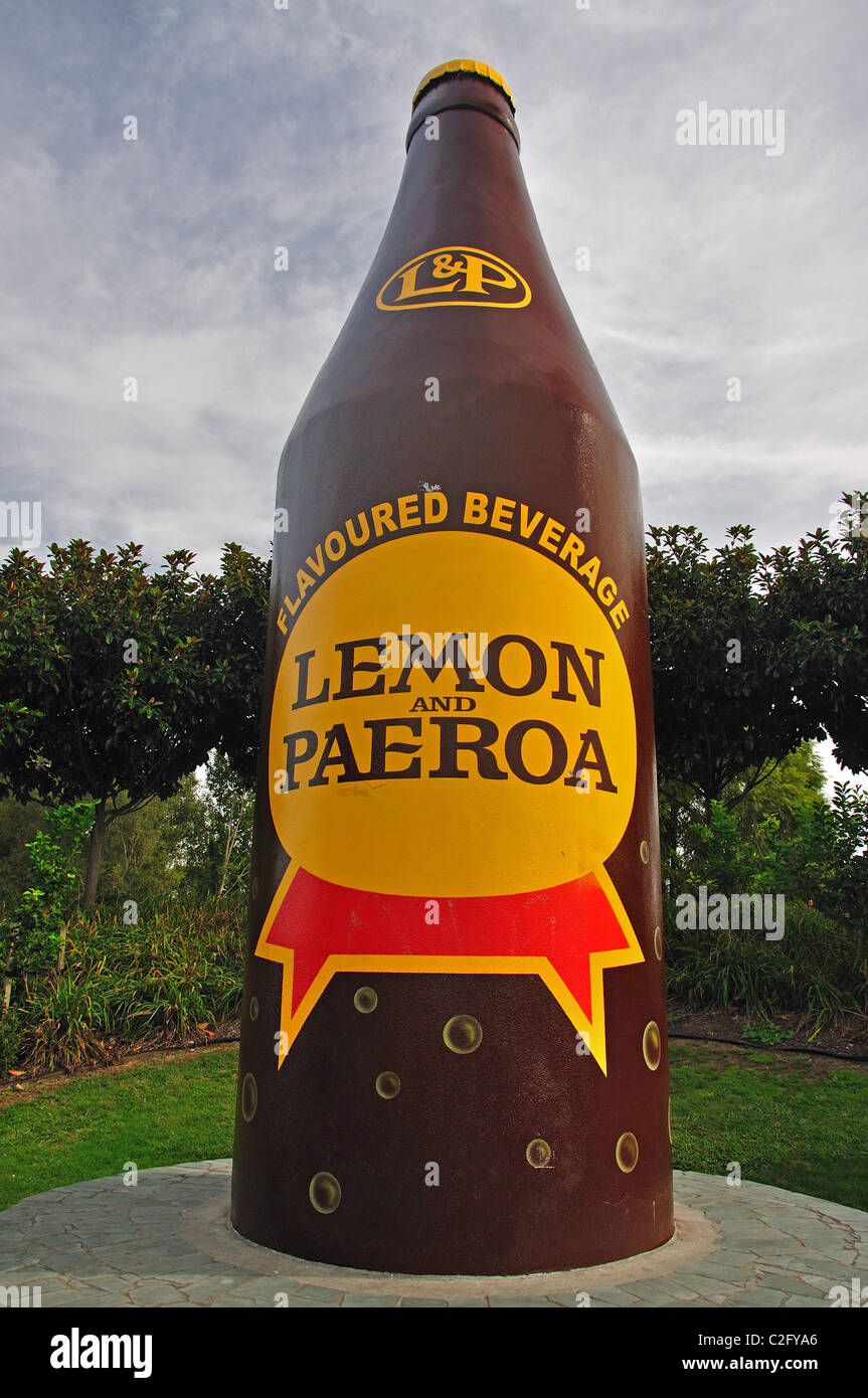 Il Gigante Lemon & Paeroa soft drink bottiglia, Paeroa, regione di Waikato, Isola del nord, Nuova Zelanda Foto Stock