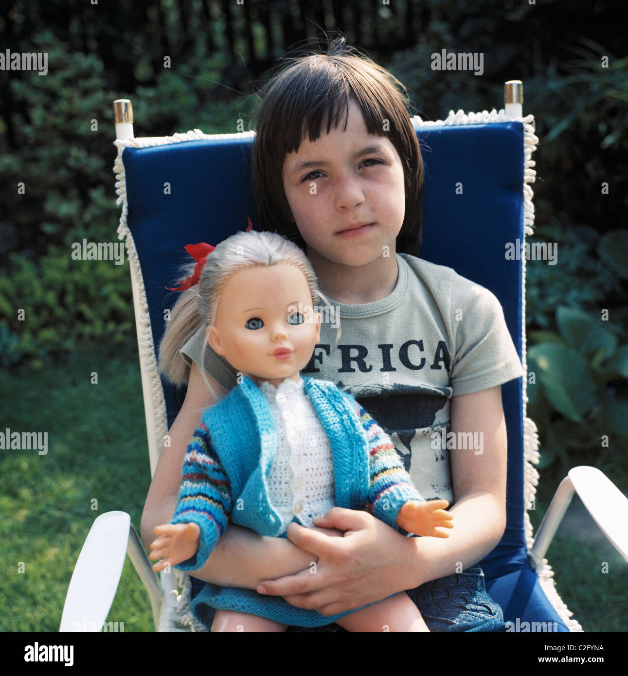 Negli anni settanta, persone, infanzia, giovane ragazza porta la sua bambola in bracci, bambola mummia, ritratto, di età compresa tra i 6 e i 10 anni, Andrea Foto Stock