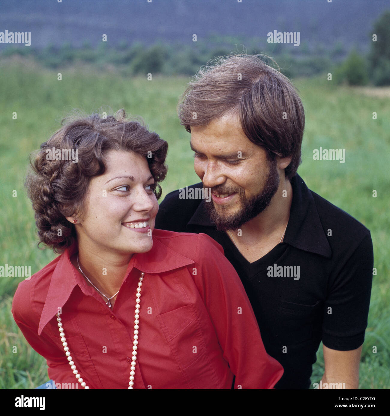 Negli anni settanta, persone, amore coppia giovane donna, uomo, ritratto, lunghi capelli e barba folta, di età compresa tra i 20 e i 30 anni, Betina, Wolfgang Foto Stock