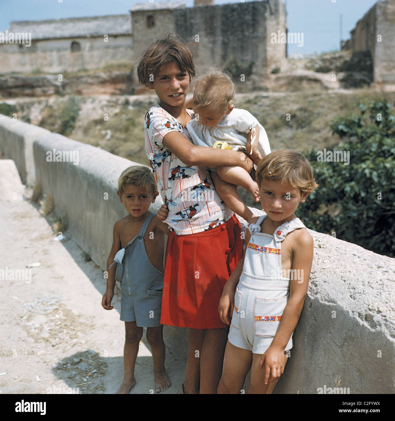 Negli anni settanta, persone, Bambini, ragazza e tre fratelli, due ragazzi e un bambino di età compresa tra 13 a 16 anni di età compresa tra i 3 e i 5 anni di età compresa tra 1 anno, Spagna, Valencia Foto Stock