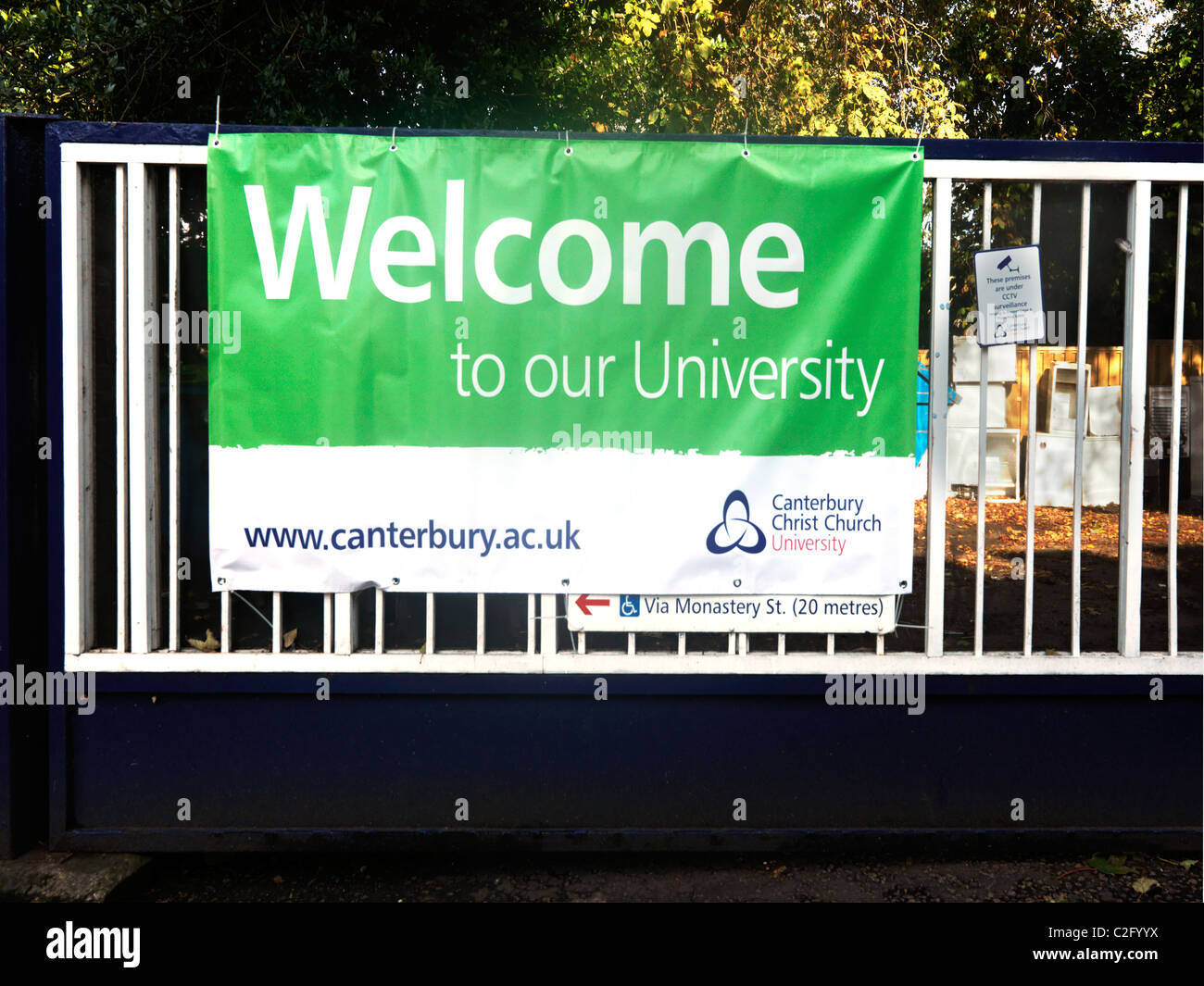 Canterbury Kent England segno di benvenuto per i nuovi studenti sulla gate di Canterbury Christ Church University Foto Stock