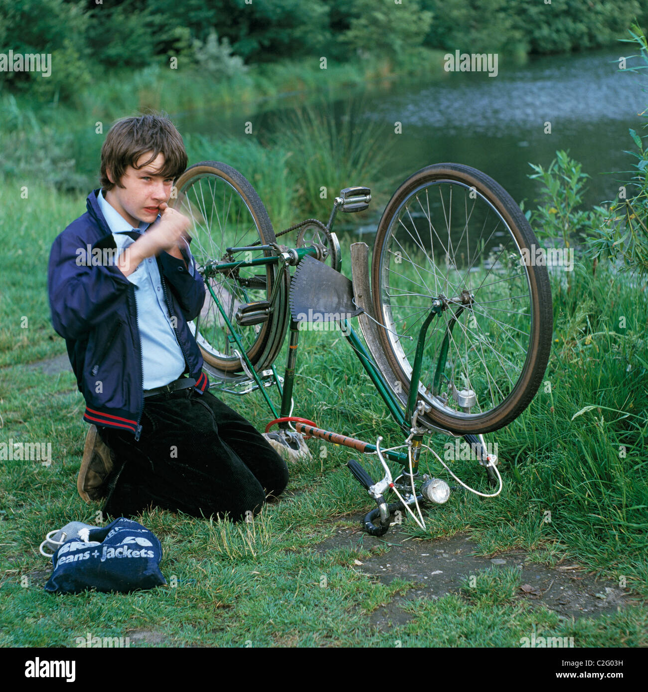Negli anni settanta, la gente, il traffico stradale, bicicletta, infanzia, gioventù, ragazzo riparare la sua bicicletta, di età compresa tra i 10 e i 15 anni Foto Stock