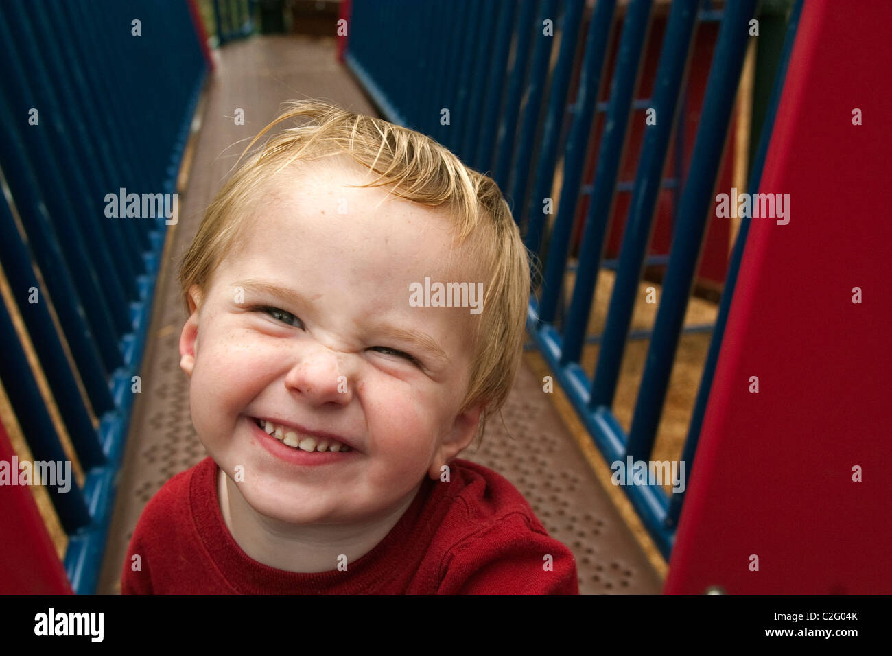 Un bambino felice a suonare in un parco giochi in Alameda, CA Foto Stock