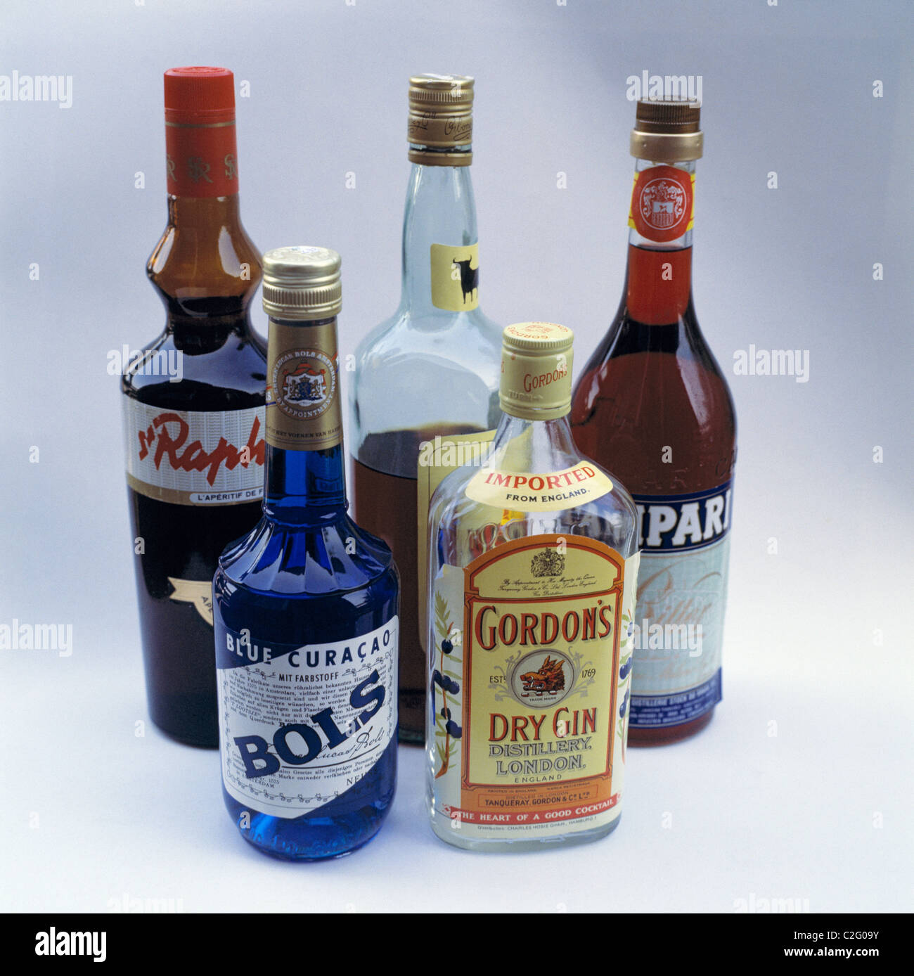 Negli anni settanta, alimenti, salute, bottiglie di bevande alcoliche Foto Stock