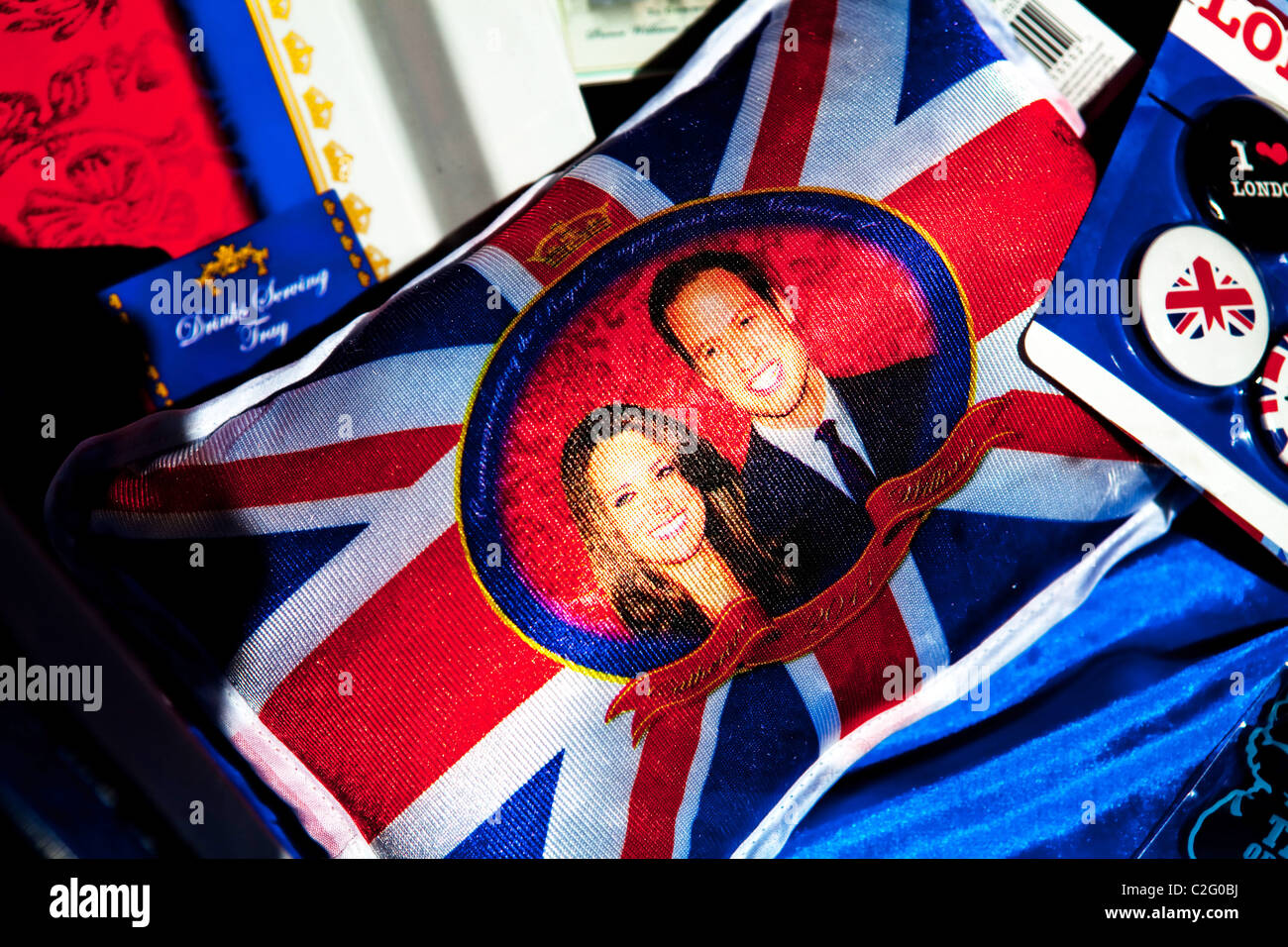 Un Royal Wedding souvenir del cuscino in un negozio Foto Stock