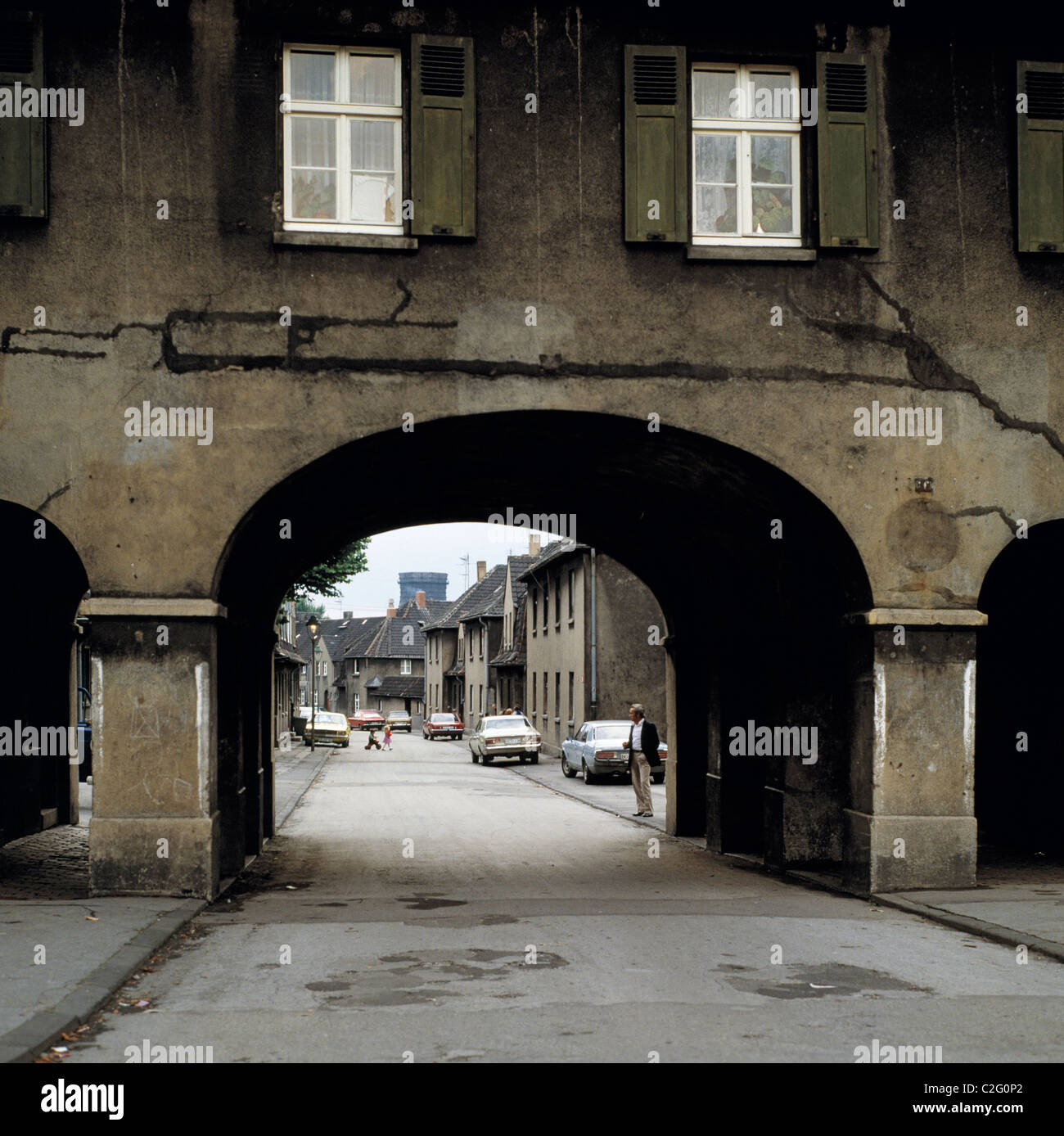 Negli anni settanta, D-Gelsenkirchen, zona della Ruhr, Renania settentrionale-Vestfalia, D-Gelsenkirchen-Buer, Schuengelberg colonia, di classe operaia quartiere residenziale, edifici di miniera, gate, ingresso, archway, fatiscente, in bisogno di un rinnovo, automobili, le autovetture Foto Stock