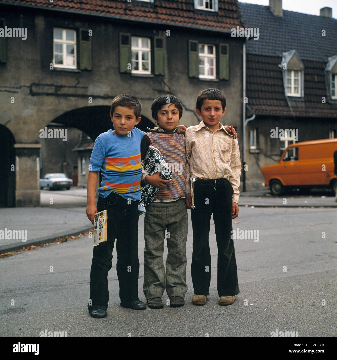 Negli anni settanta, persone, figli di valutazione-lavoratori turchi, tre ragazzi pongono di fronte l'insediamento minerario Schuengelberg, di età compresa tra 9 e 12 anni, un ragazzo con il presente sotto il suo braccio e un Ragazzo con libro di fumetti in mano, D-Gelsenkirchen, D-Gelsenkirchen-Buer, Ruhr Foto Stock