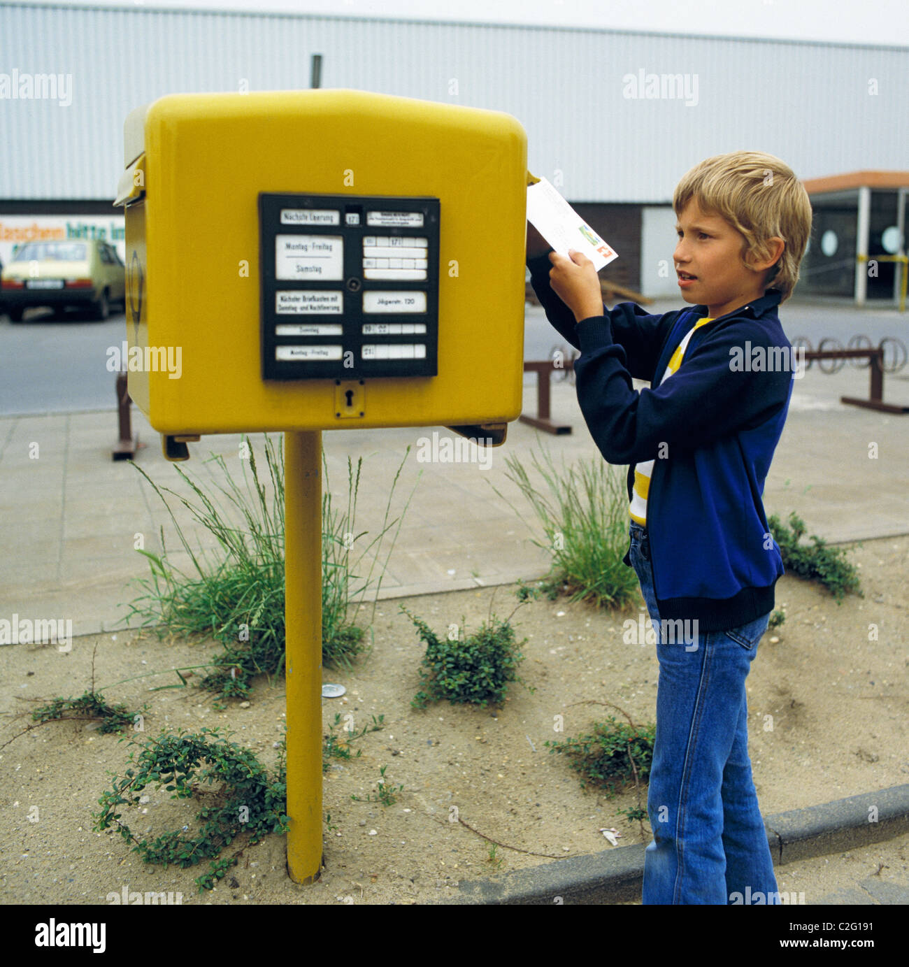 Ottanta persone, comunicazione, letter mail, bambino, Little Boy posti una lettera in una cassetta postale, di età compresa tra i 7 e i 10 anni, D-Oberhausen, D-Oberhausen-Sterkrade, la zona della Ruhr, Renania settentrionale-Vestfalia, NRW Foto Stock