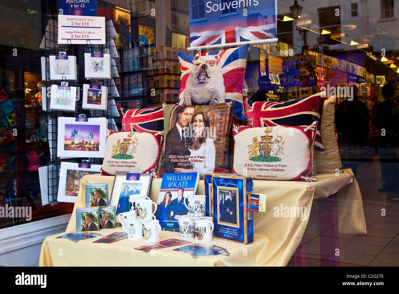 Display del Royal Wedding, William e Kate, negozio di souvenir,souvenir e regali in un negozio o store window a Windsor, in Inghilterra, Regno Unito Foto Stock