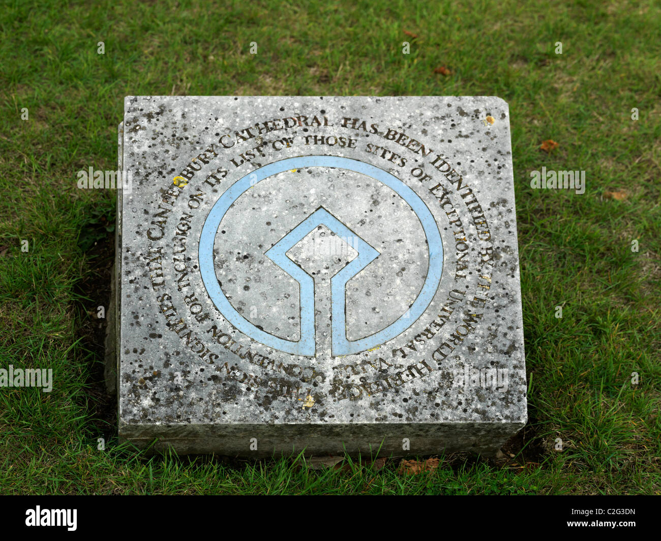 Canterbury Kent England Canterbury Cathedral marcatore di pietra che mostra la cattedrale è un sito Patrimonio Mondiale Foto Stock
