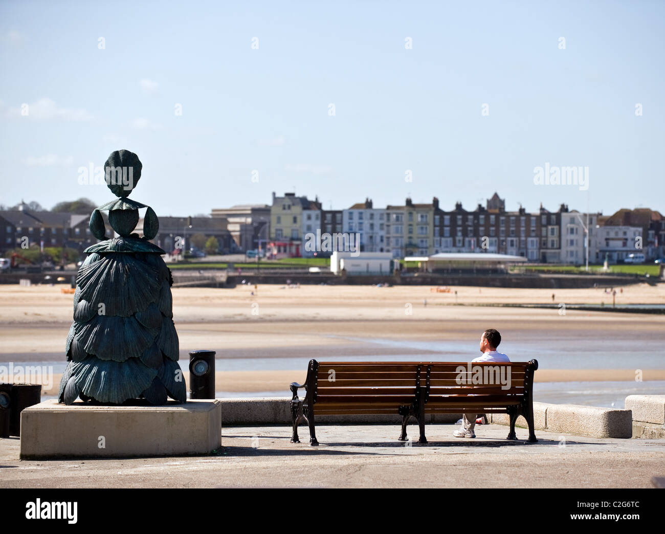 Una statua della Signora Booth e un uomo seduto su una panchina sulla fine di Margate jetty. Foto Stock