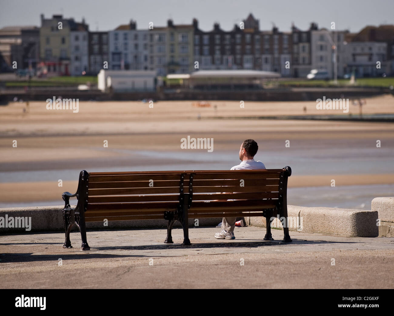 Margate Kent - Un uomo seduto da solo su una panchina a Margate nel Kent. Foto Stock