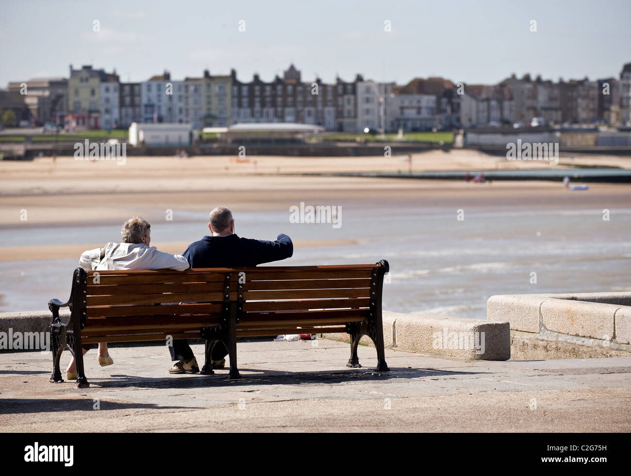 Margate Kent - una coppia seduta su una panchina a Margate nel Kent. Foto Stock