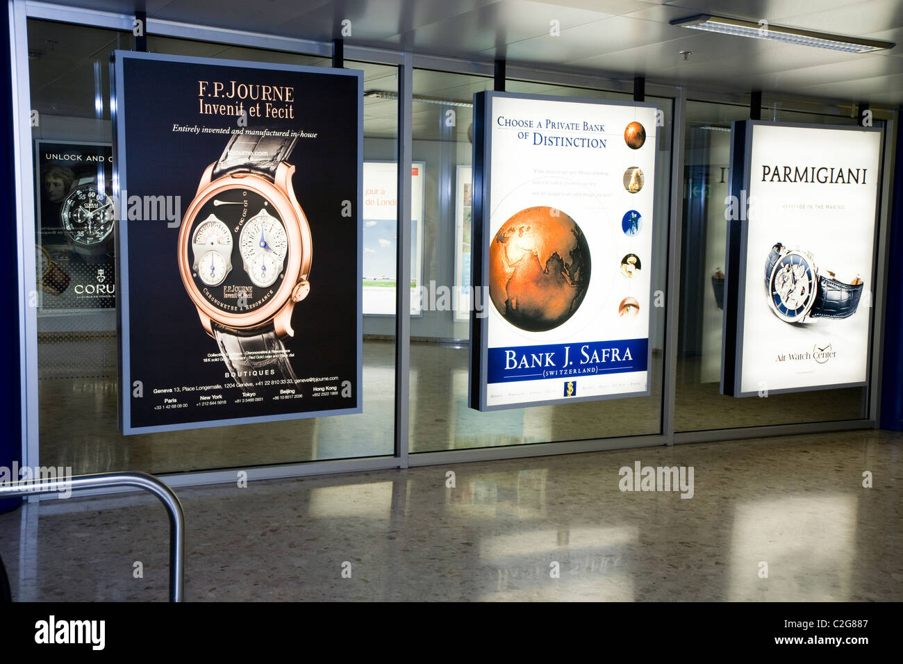 Guarda e banca pubblicità / pubblicità segno / poster al terminal internazionale sala partenze, Ginevra / Aeroporto di Ginevra, Svizzera. Foto Stock