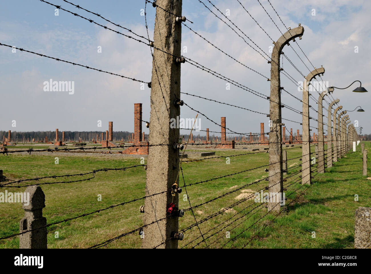 Filo spinato - recinti elettrici dividendo le diverse sezioni del campo di concentramento di Oswiecim - Brzezinka -Auschwitz - Birkenau Foto Stock