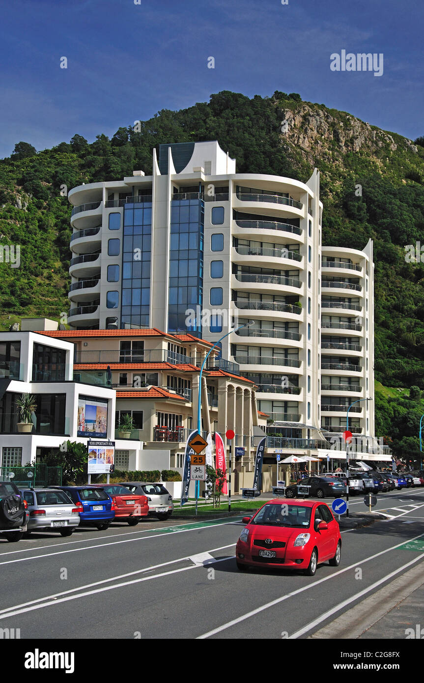 Edifici di appartamenti su Marine Parade, Mount Maunganui, Baia di Planty Regione, Isola del nord, Nuova Zelanda Foto Stock