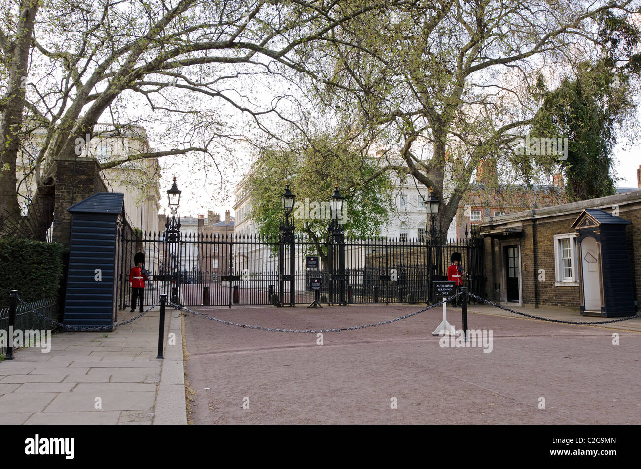 Le guardie scozzesi guard duty Clarence House, Westminster, London Regno Unito Foto Stock