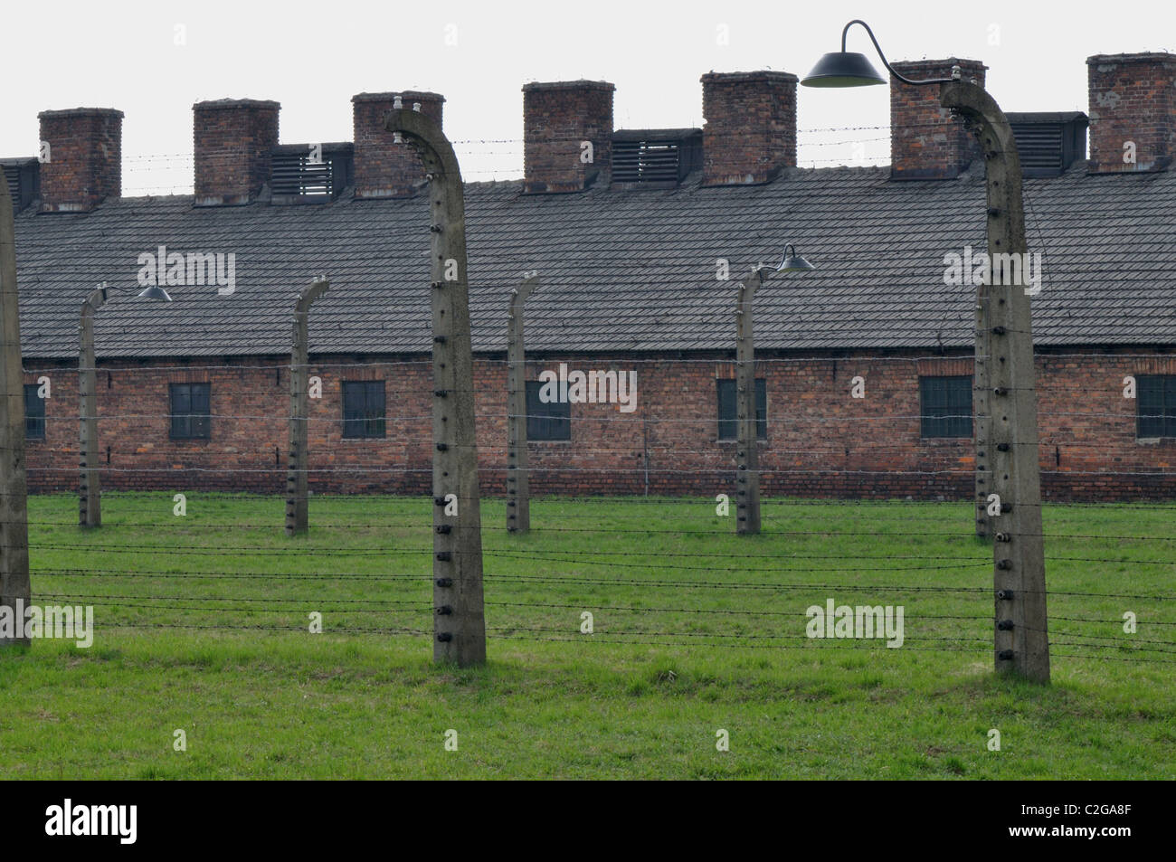 Caserma con recinti elettrici a Oświęcim - Brzezinka -Auschwitz II - Birkenau Campo di Concentramento Foto Stock