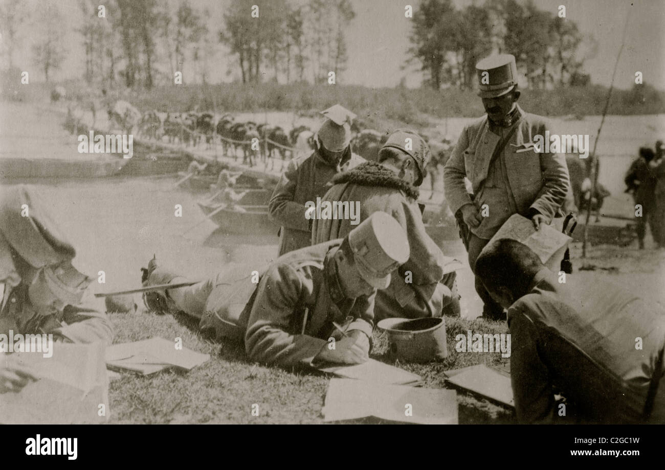 Aust. Il personale studiando le mappe Foto Stock