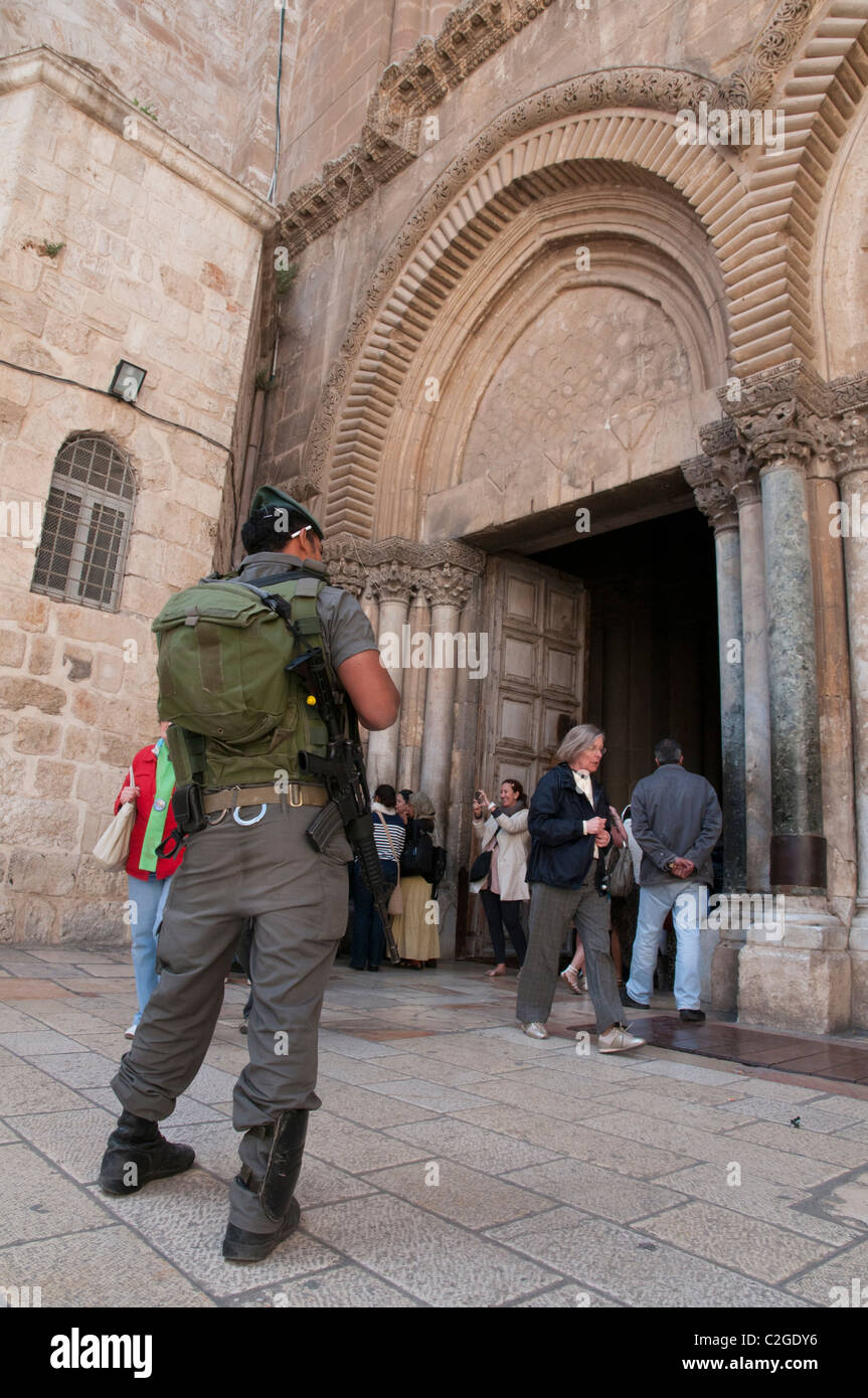 Israeliano di pattuglia di confine permanente al gate al Santo Sepolcro. Gerusalemme la città vecchia. Israele Foto Stock