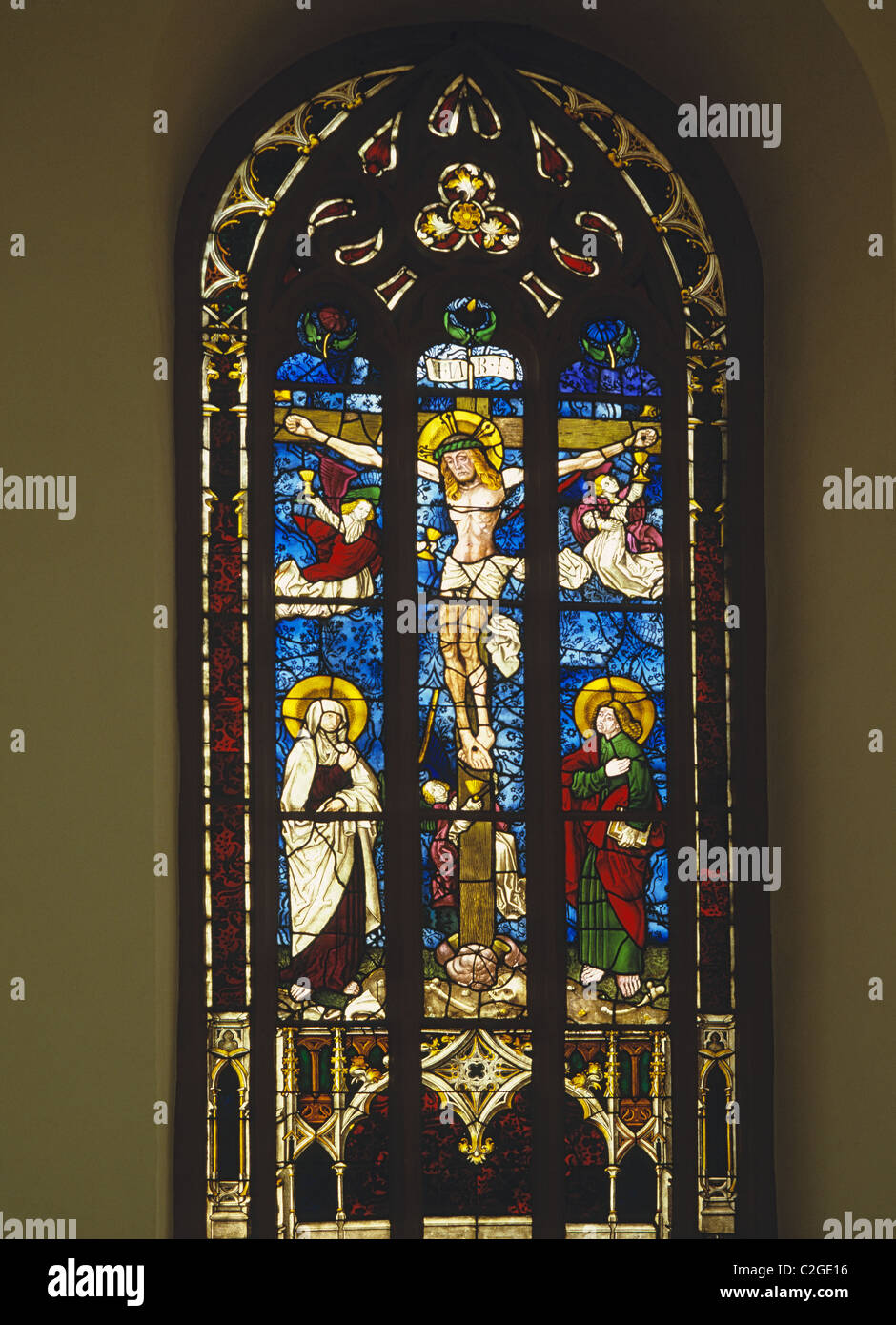 Glasfenster mit Kreuzigungsszene in der evangelischen chiesa Martinskirche Beerfelden, Muemling, Odenwald, Naturpark Bergstrasse-Odenwald, Assia Foto Stock