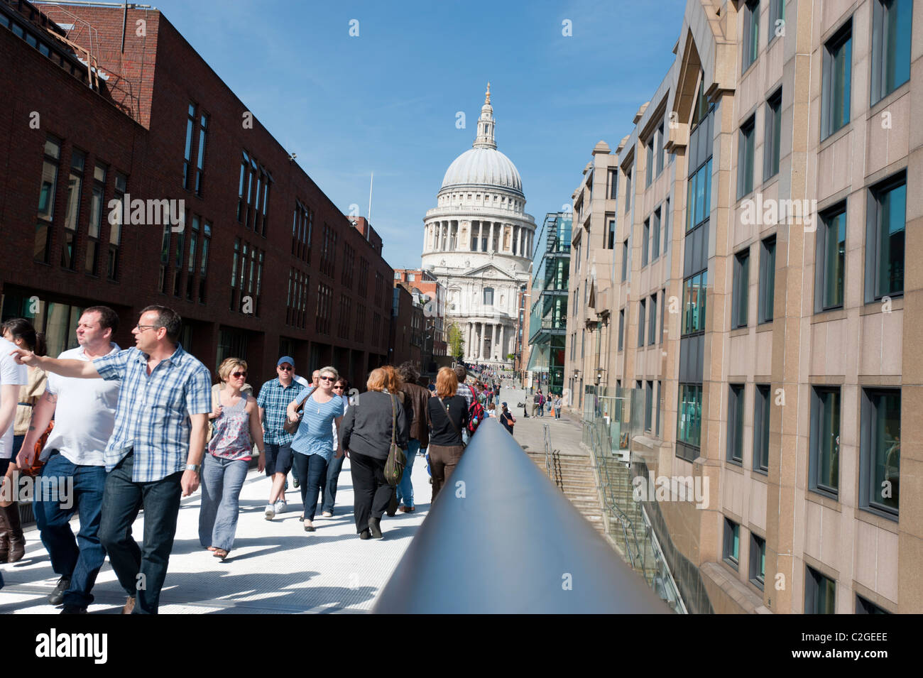 L'estremità nord del Millennium Bridge sul fiume Tamigi con Saint Paul Cathedral in background, Londra, Inghilterra. Foto Stock