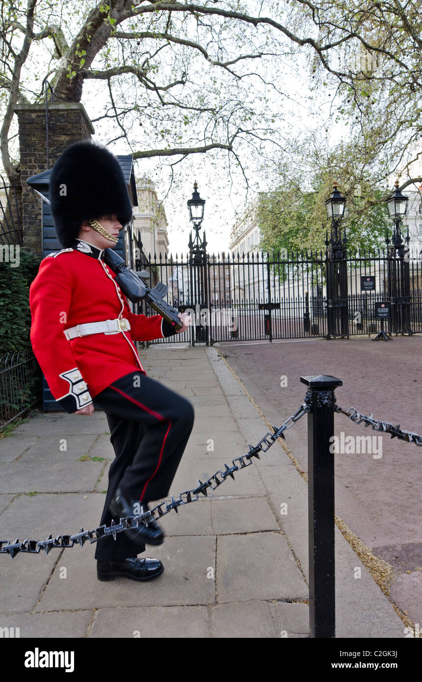 Scots Guard guard duty Clarence House, Westminster, London Regno Unito Foto Stock