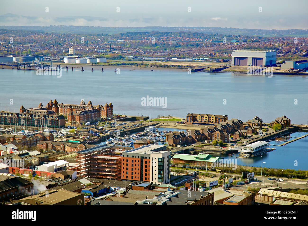 Una veduta aerea del centro città di Liverpool cercando attraverso la marina verso il cammello Lairds cantiere navale. Foto Stock