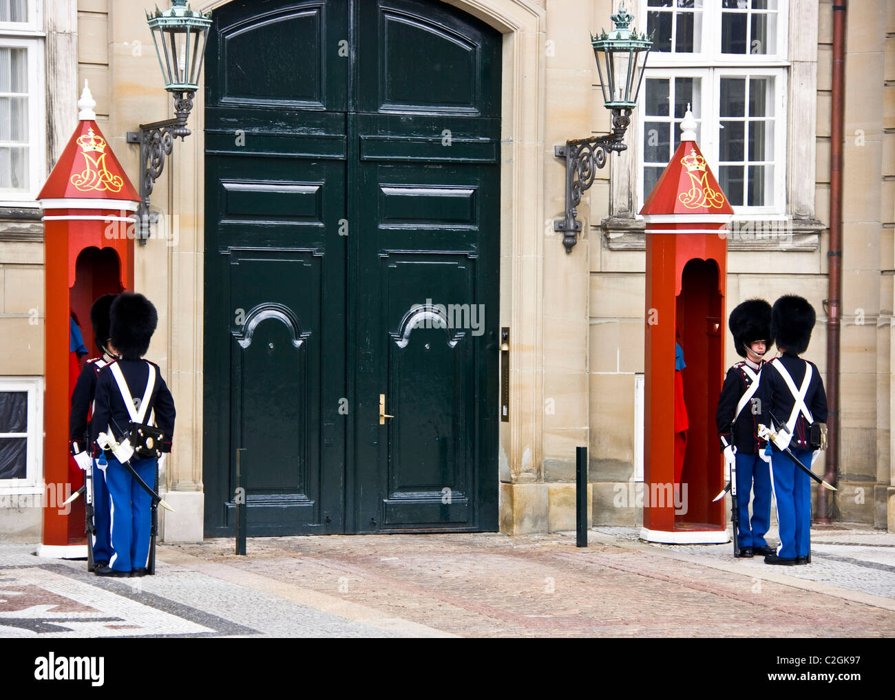 I soldati in piedi faccia a faccia durante il cambio della guardia al Palazzo Amalienborg Copenhagen DANIMARCA Scandinavia Foto Stock