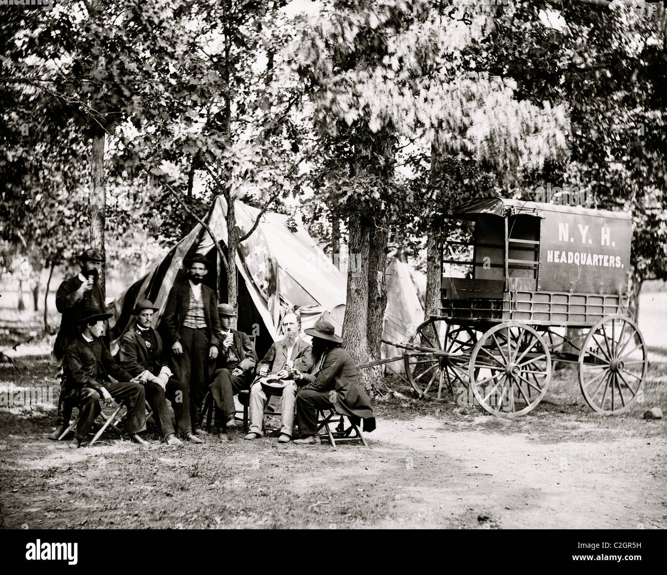 Bealeton, Va. Group in tenda e carro del New York Herald Foto Stock