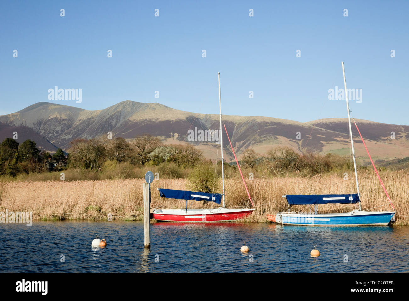 Portinscale, Cumbria, Inghilterra, Regno Unito. Due barche e vista di Skiddaw da Derwentwater marina nel Parco Nazionale del Distretto dei Laghi Foto Stock