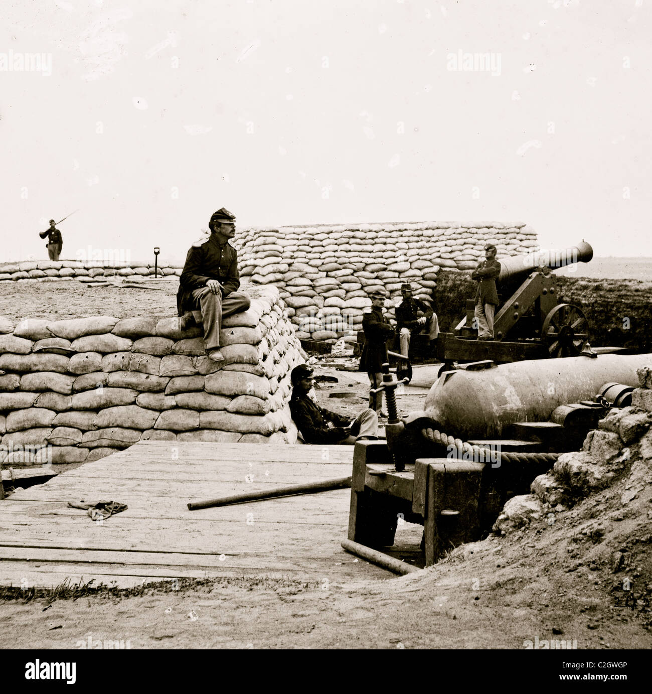 Yorktown, Virginia (vicinanze). Soldati federali in batteria confederato (protetto con sacchi di sabbia) a sud di Yorktown. 32-pdr. Pistola Navy in primo piano, lontano pistola - 24-pdr. assedio pezzo Foto Stock