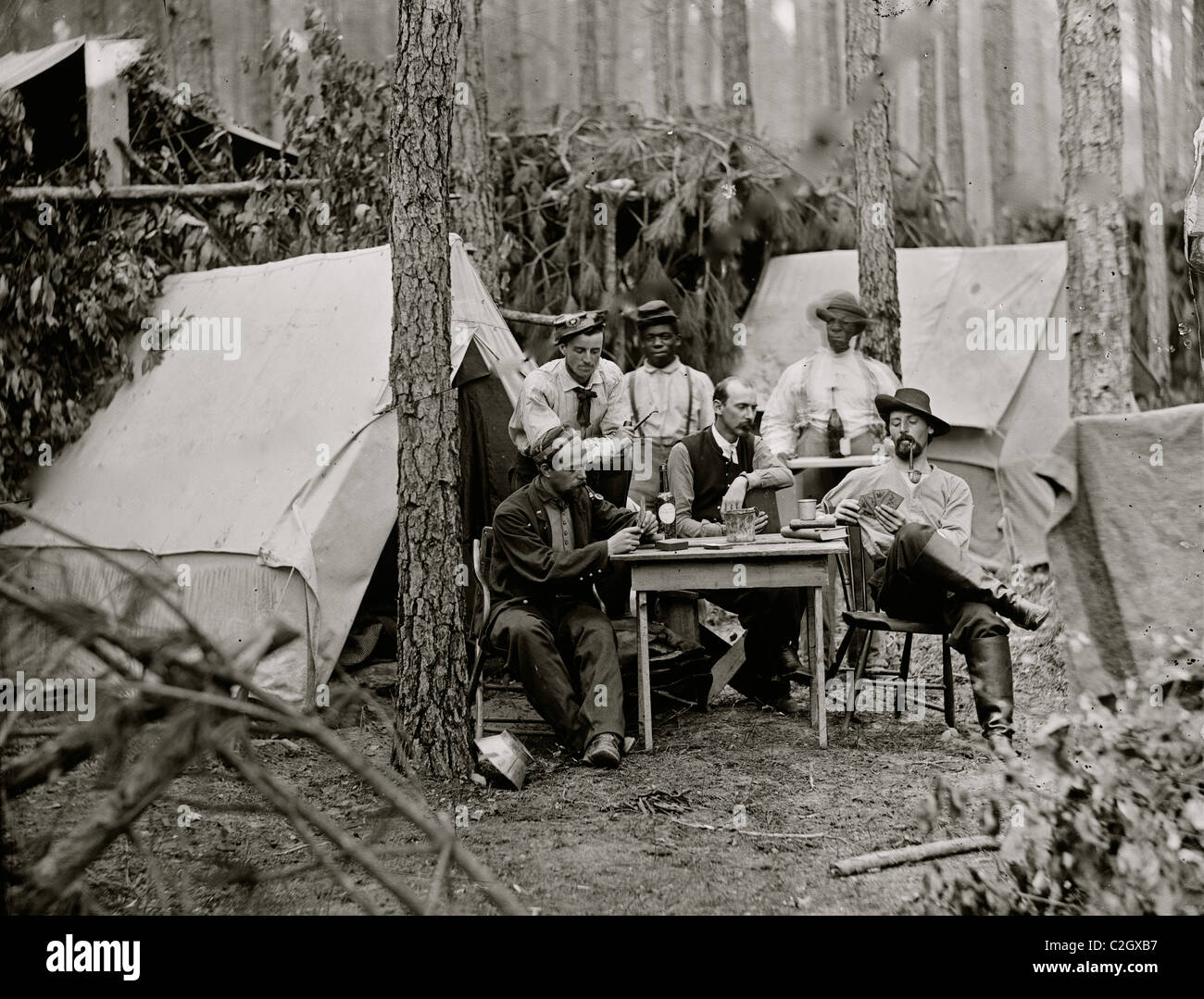 Pietroburgo, Va. Ufficiali del 114Pennsylvania fanteria giocando a carte di fronte di tende Foto Stock
