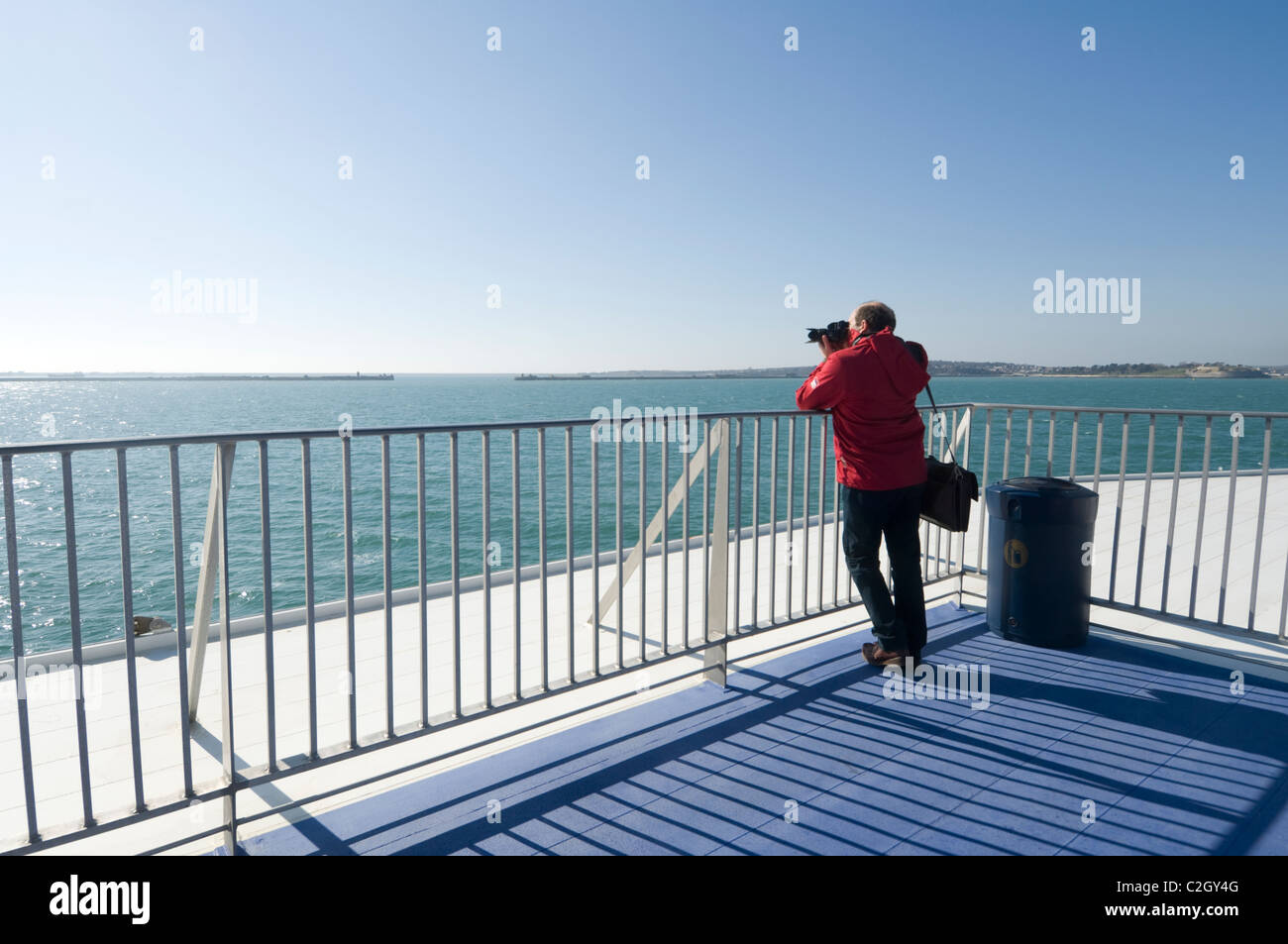 Fotografo sul pianale superiore Condor Rapide traghetto Weymouth Dorset Foto Stock