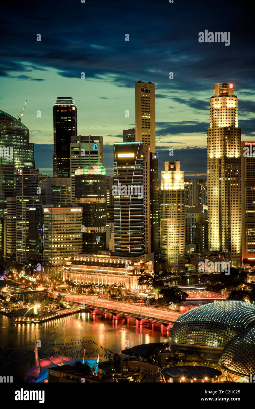 Singapore, vista aerea dello skyline di Singapore e Esplanade Theathre Foto Stock