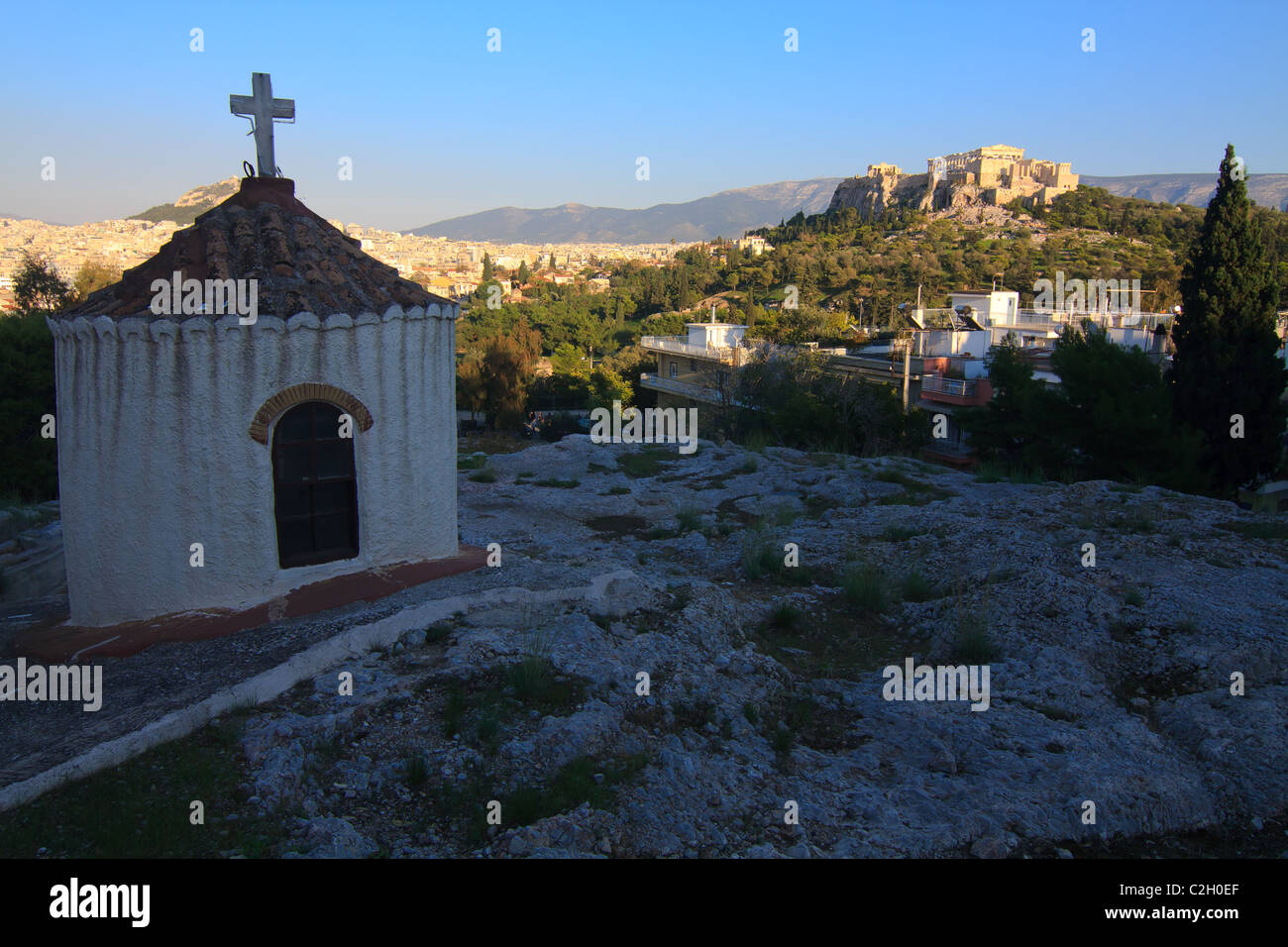 Chiesa greco-ortodossa di Atene, Grecia col Partenone nella parte posteriore Foto Stock