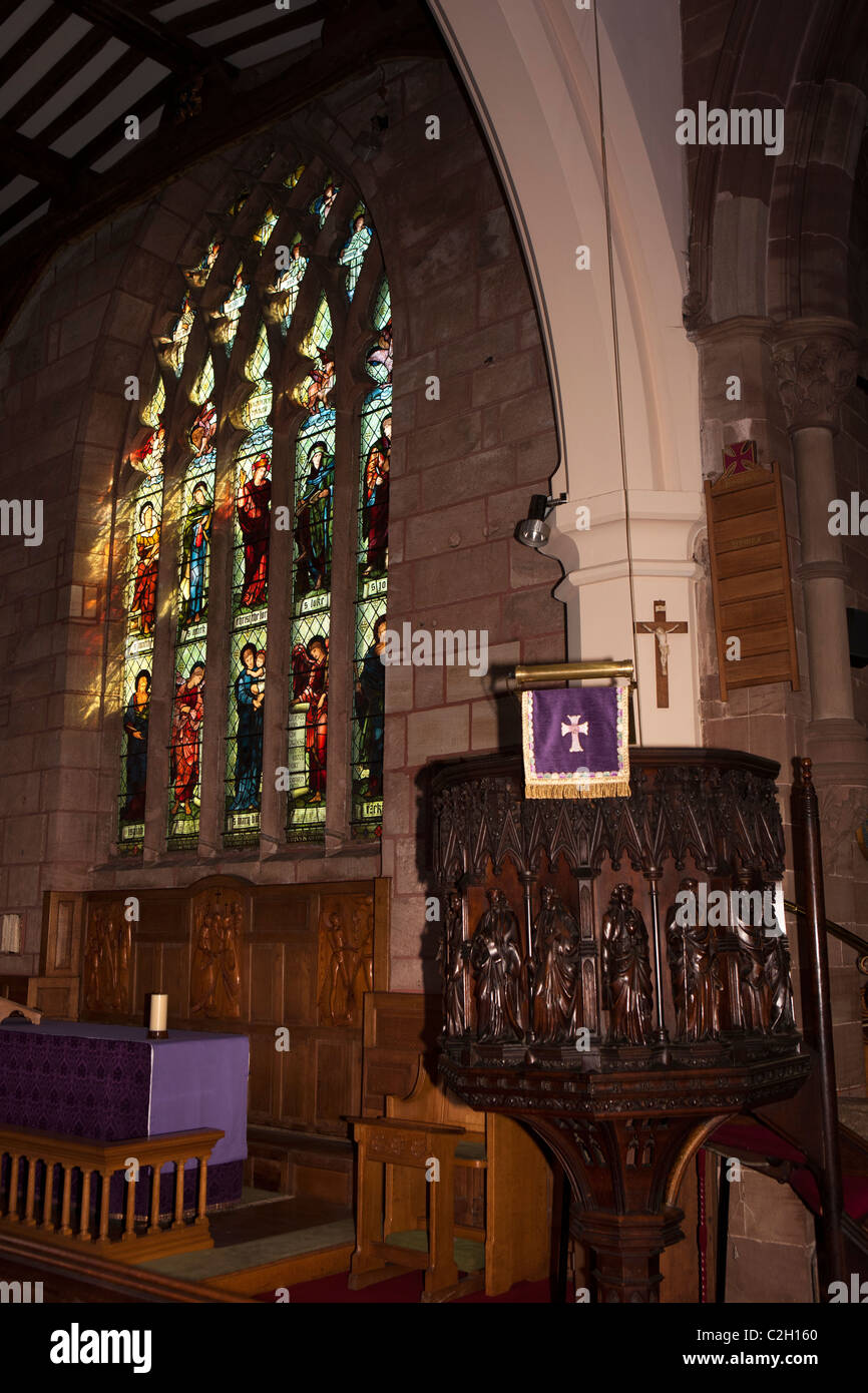 Regno Unito, Inghilterra, Staffordshire, porro, la Chiesa Parrocchiale di San Edoardo il confessore, di luce attraverso la finestra di vetro colorato Foto Stock