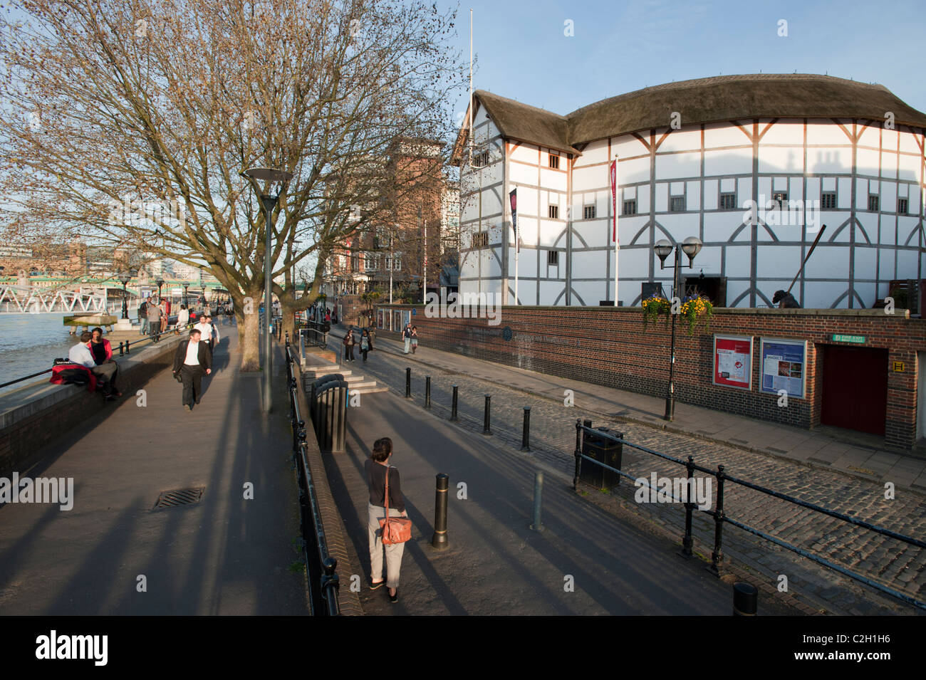 Il Globe Theatre sulla riva sud del fiume Tamigi a Londra, Inghilterra, Regno Unito. Foto Stock