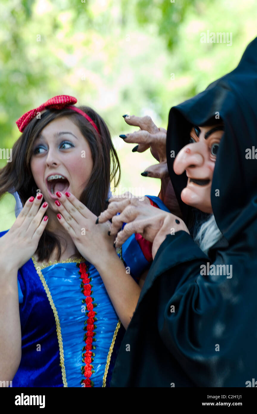 Strega e ragazza a Disneyland in California USA Foto Stock