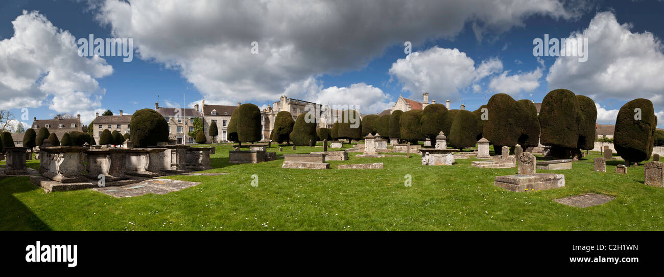 PAN DI PAINSWICK chiesa cortile con alberi di tasso Foto Stock
