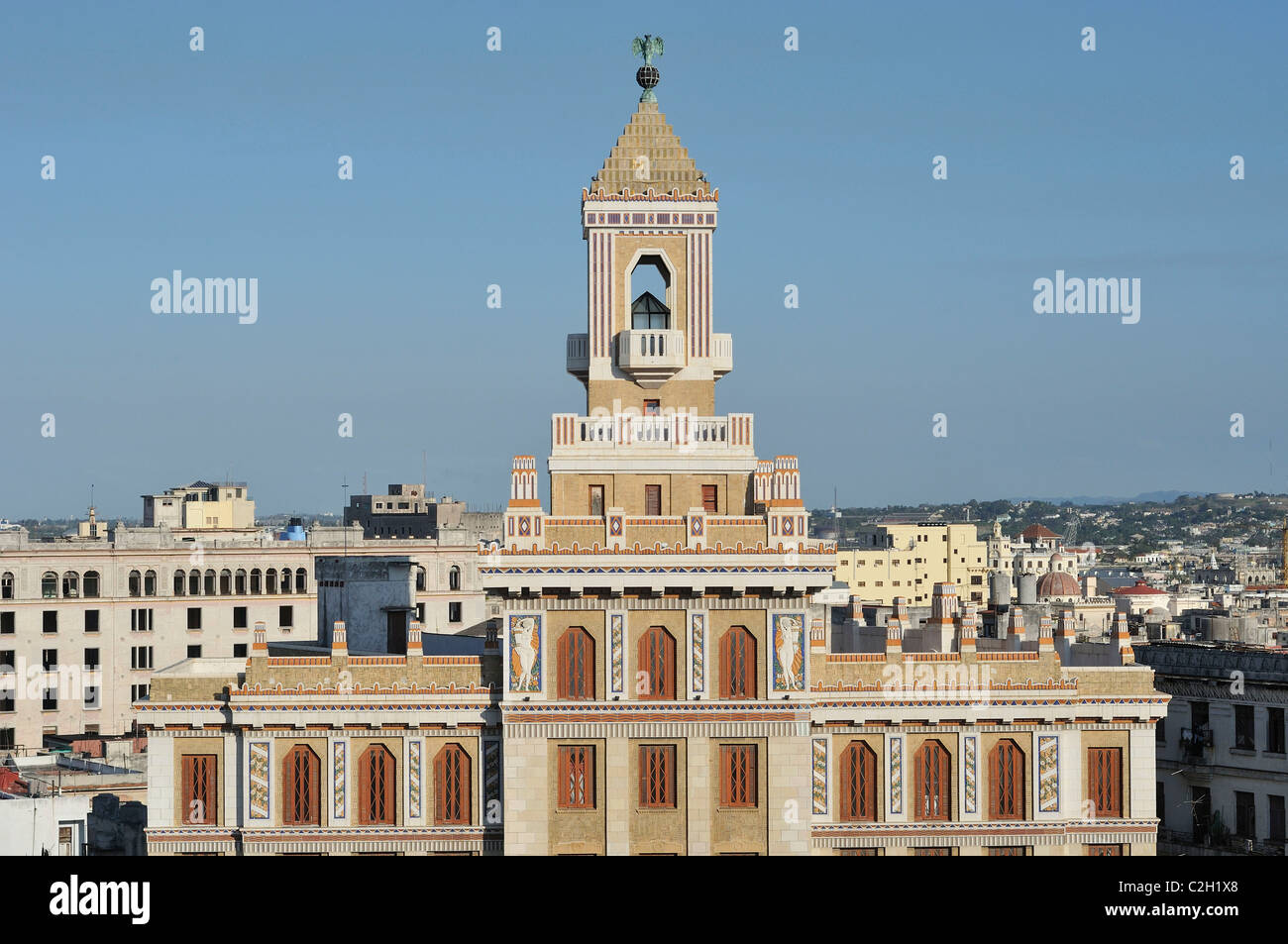 L'Avana. Cuba. Habana Vieja / Avana Vecchia. L'Art Deco Edificio Bacardi, completato nel 1929. Foto Stock