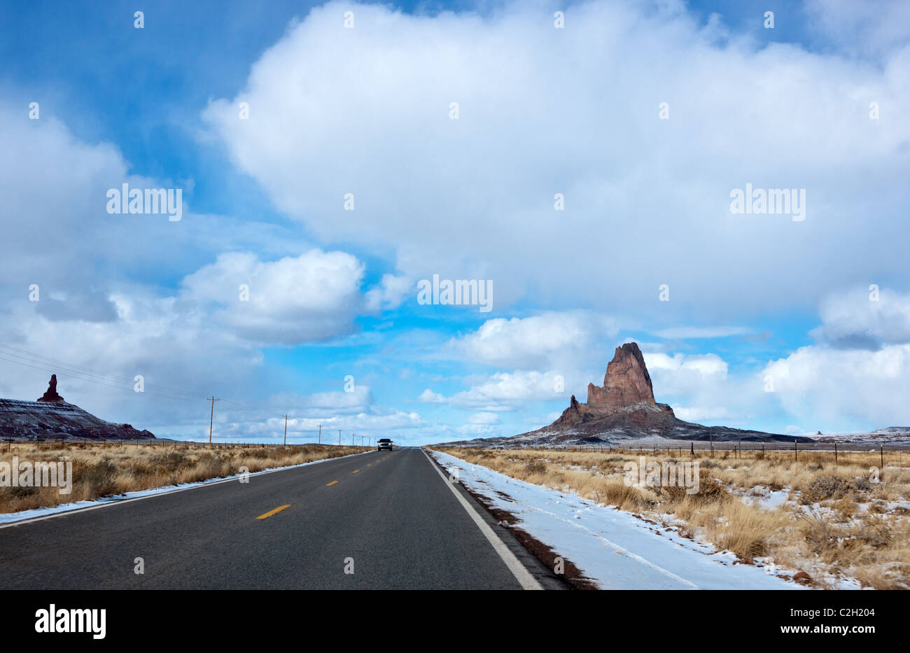 Stati Uniti d'America, il confine tra Utah e Arizona, Navajo Indian Reservation, pinnacoli sulla strada per la Valle Monumento Foto Stock